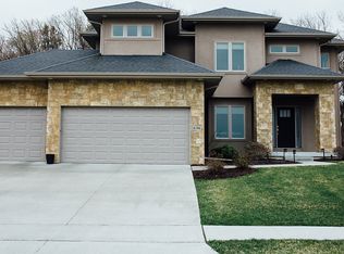 8386 Heritage Bend Rd, West Des Moines, IA 50266
