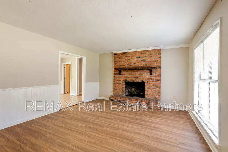 4 bed, 2.0 bath, 2100 sqft, $1,600 — Photo 3
