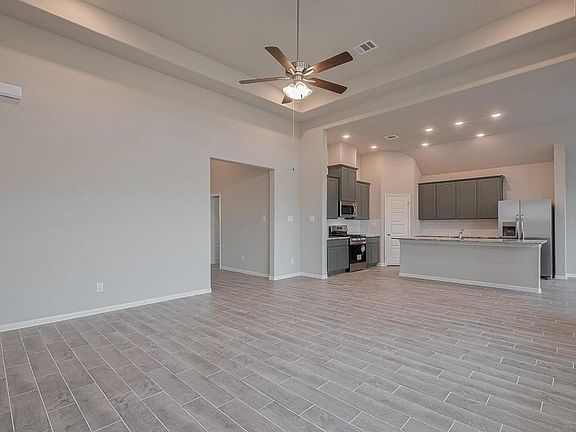 4th image of 1070 Comal Trl