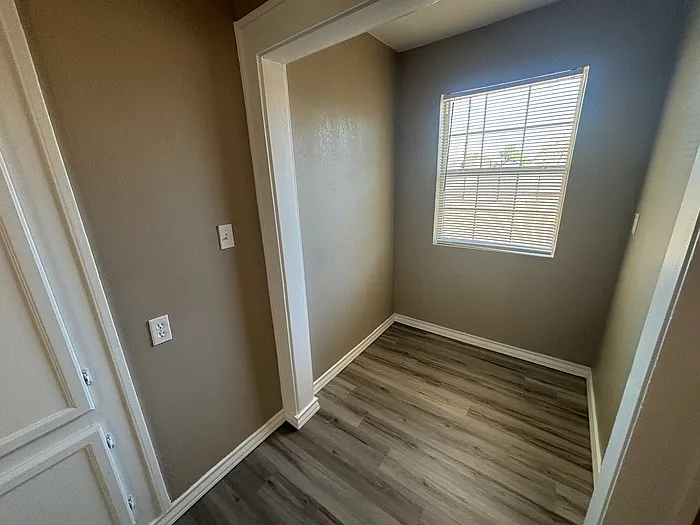 909 College Ave — Photo 12