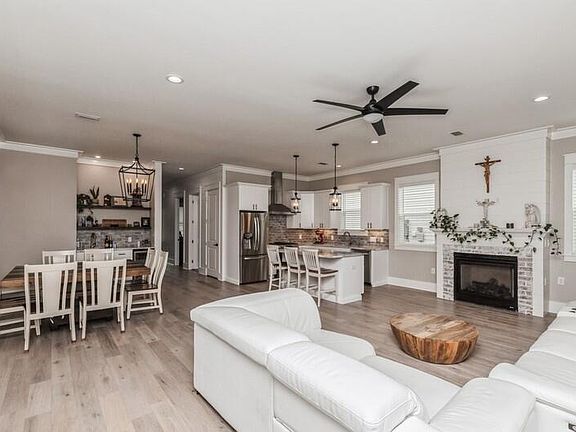 3rd image of 15 Beacon Point Dr