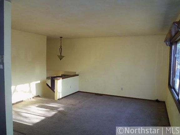 3rd image of 701 Vine Court W