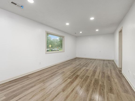 3rd image of 218 W Aaron Dr