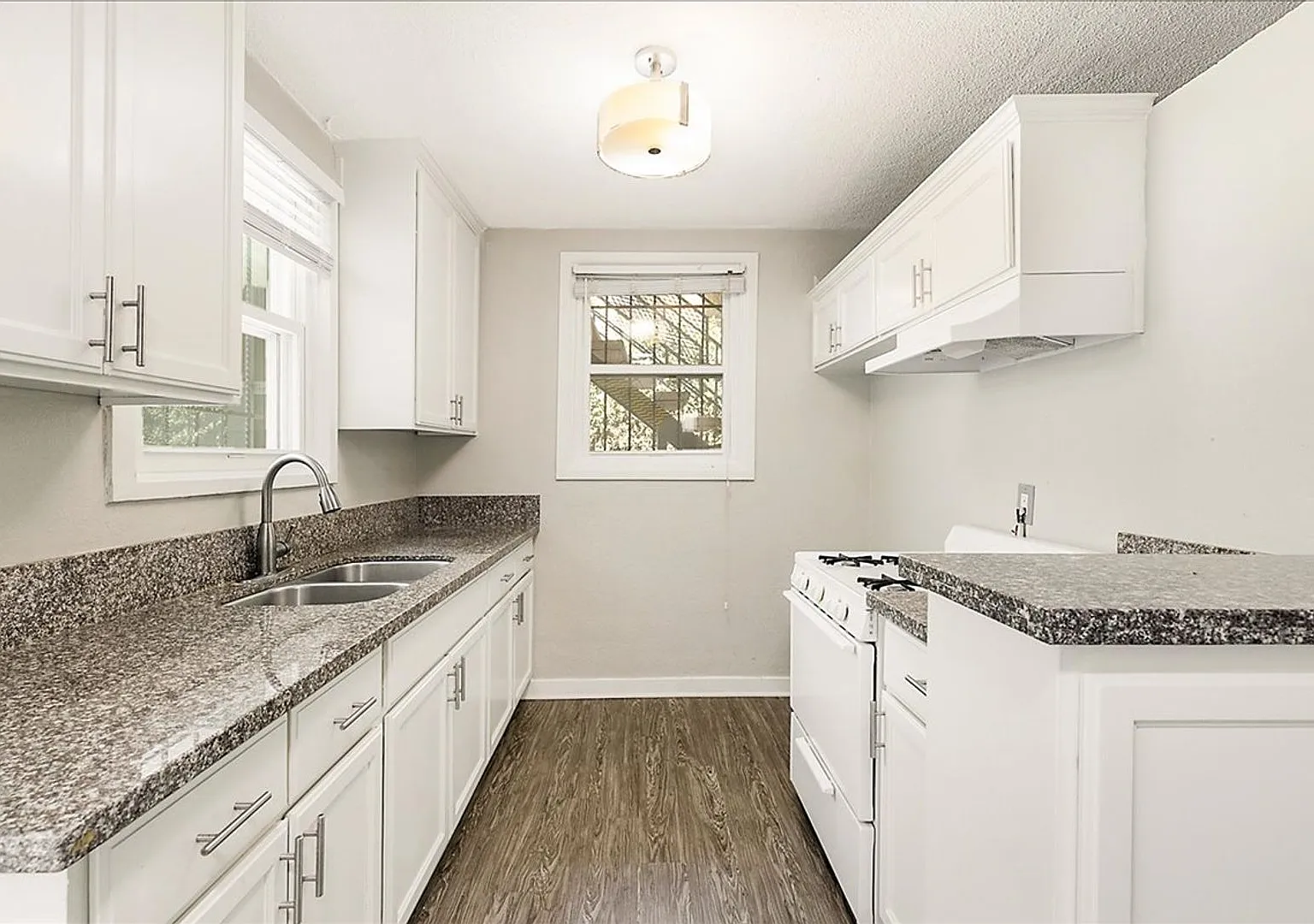 Beautiful One Bedroom Inglewood Apartment! — Photo 3