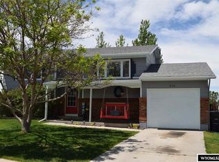 515 Arapaho Trl, Glenrock, WY 82637