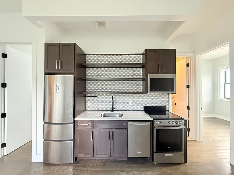644 Lorimer St #3B — Photo 1