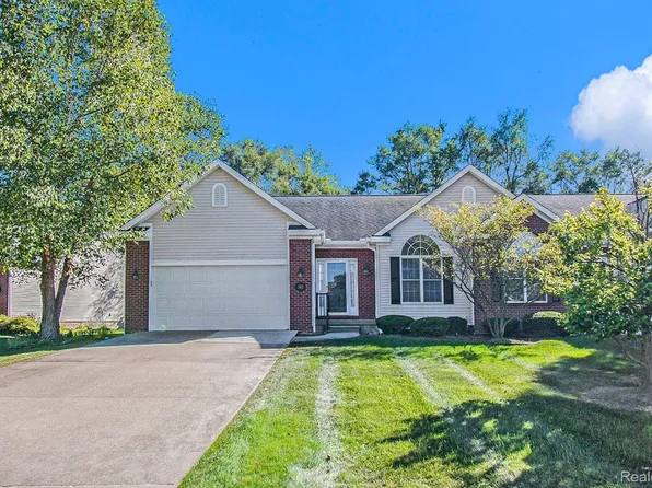 3182 Ivy Ln, Grand Blanc, MI 48439