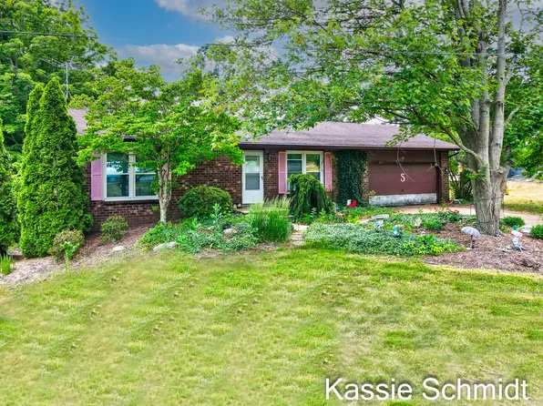 86 Seven Mile Rd NE, Comstock Park, MI 49321