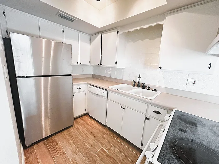 4846 N Woodmere Fairway #3 — Photo 3