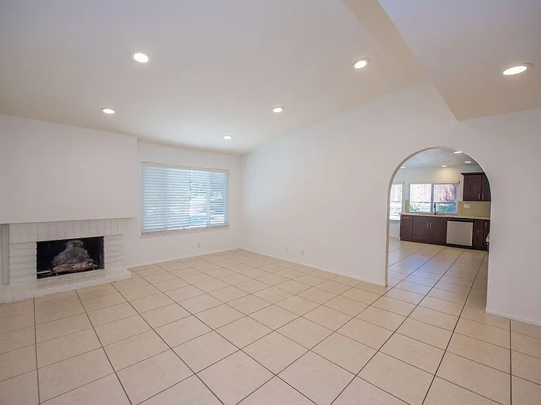 4395 Avenida De Las Flores — Photo 4