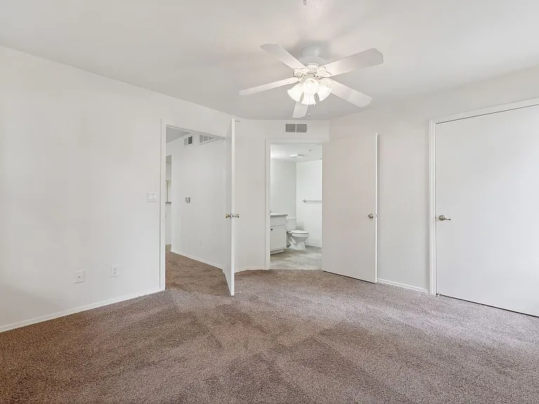 Crossing at Riverlake Apartments — Photo 16