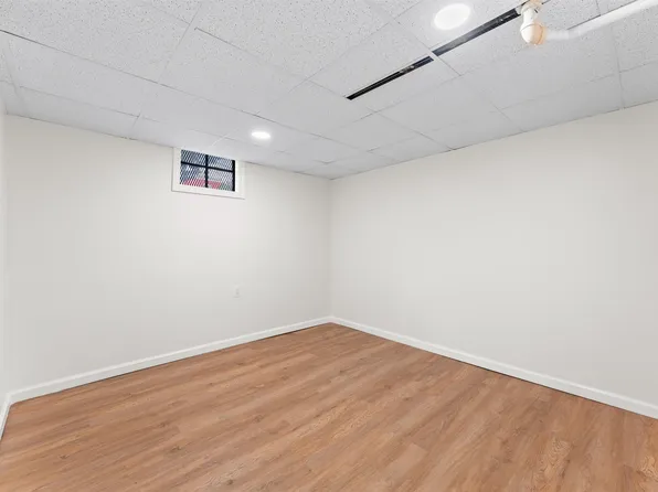 114 Oak Street image 22 of 41