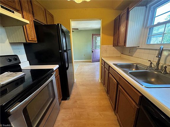 5th image of 3062 Harper Rd