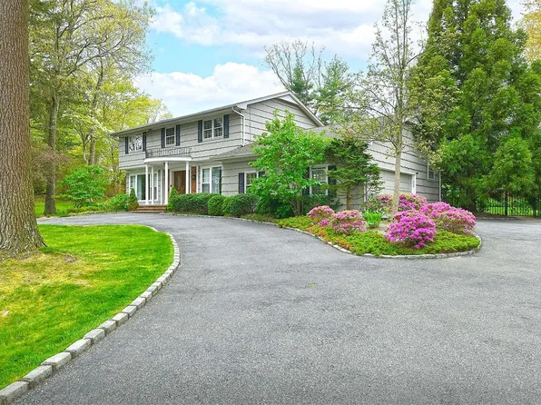8 Blue Spruce Lane, Dix Hills, NY 11746
