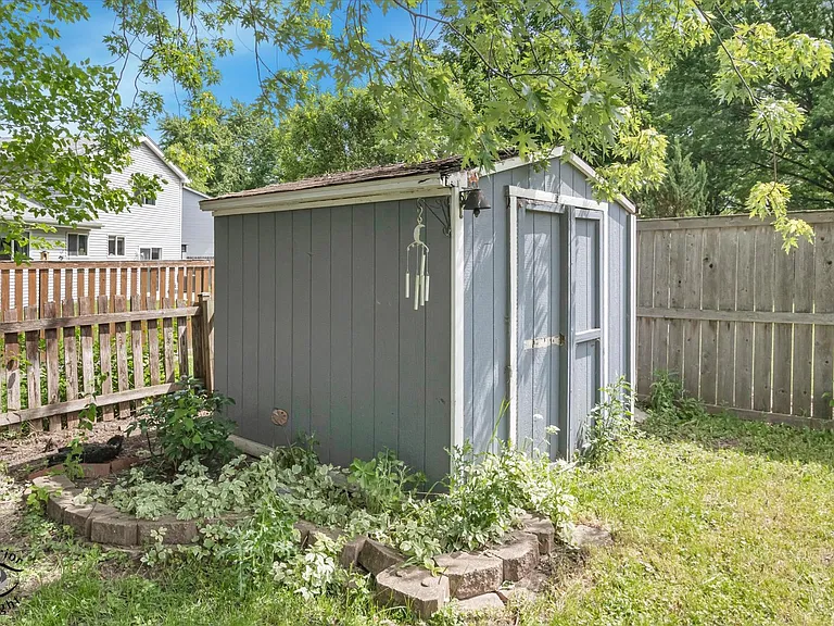 30W150 Foxboro Ct — Photo 37