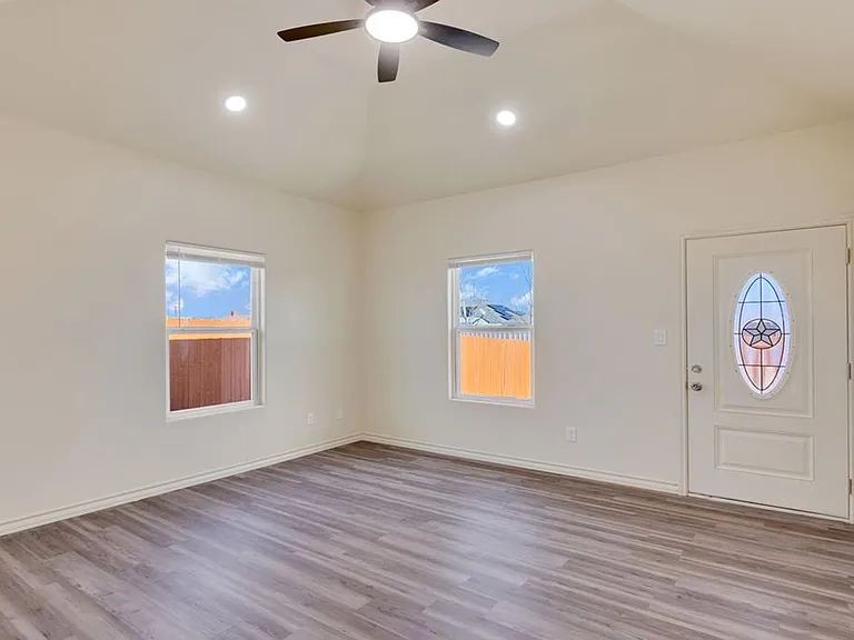 1020 N Eva Ave — Photo 4