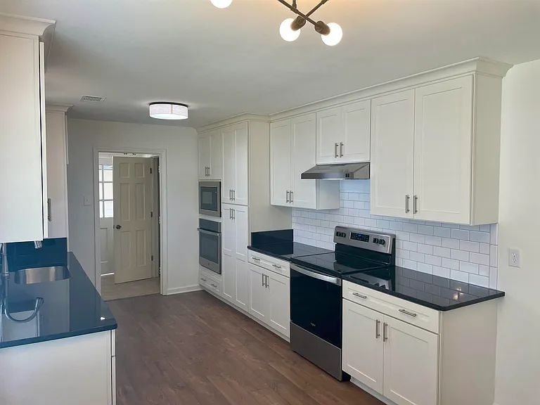 2420 Stratfield Dr — Photo 4