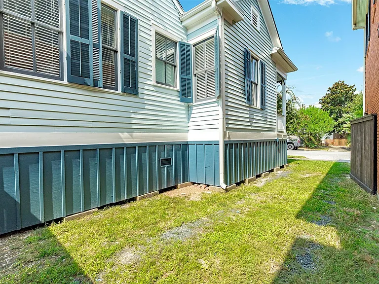 1407 Winnie St — Photo 27