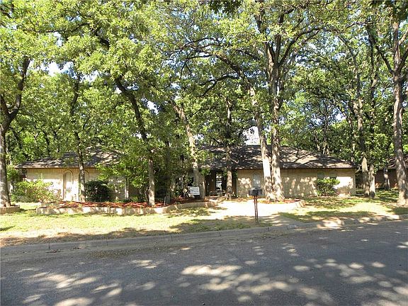 3rd image of 1801 Oak Grove Dr
