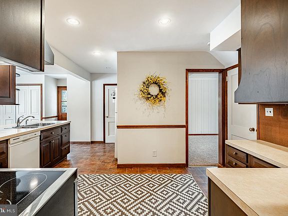 3rd image of 303 Greenhill Rd