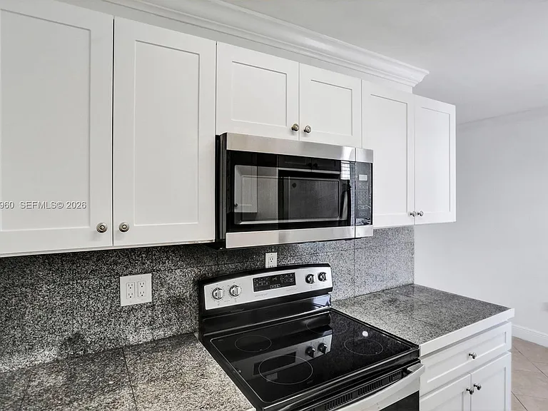 713 Collins Ave #42 — Photo 15
