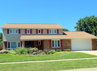 6630 Wedgewood Ln, Willowbrook, IL 60527