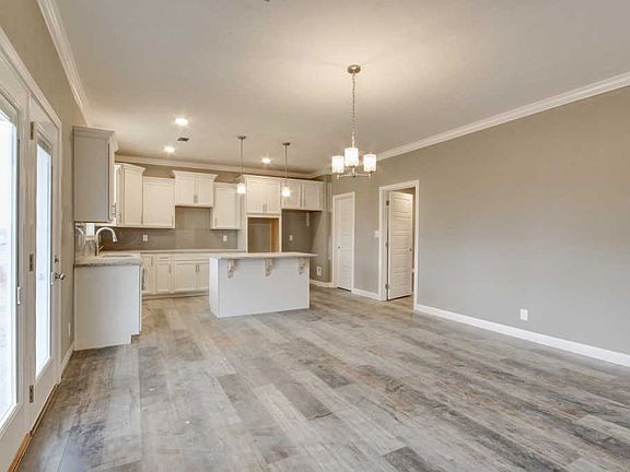 3rd image of 283 Wellington Dr