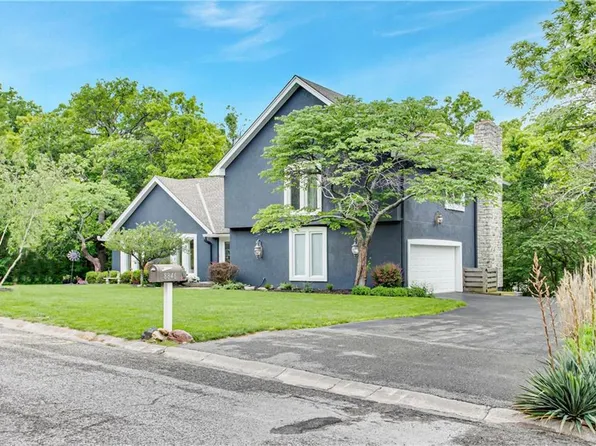 8846 Hirning Ln, Lenexa, KS 66220