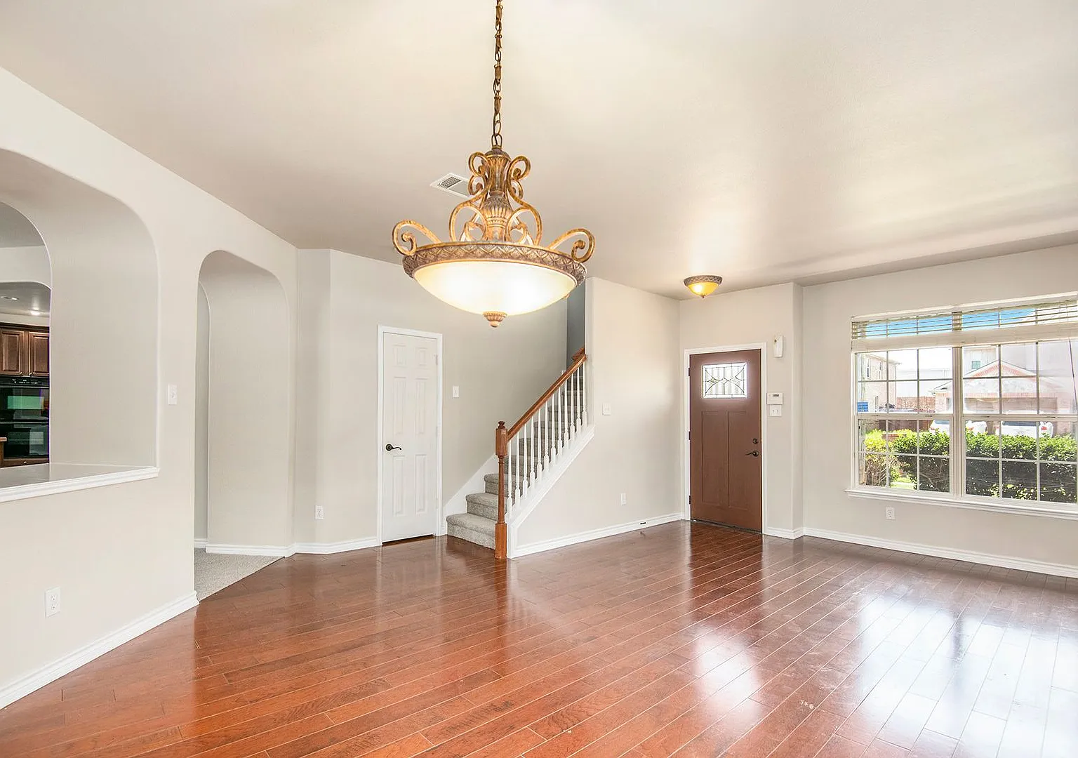 Discover this charming 3-bedroom, 2.5-bathroom two-story home in Euless, TX, perfect for families. — Photo 4