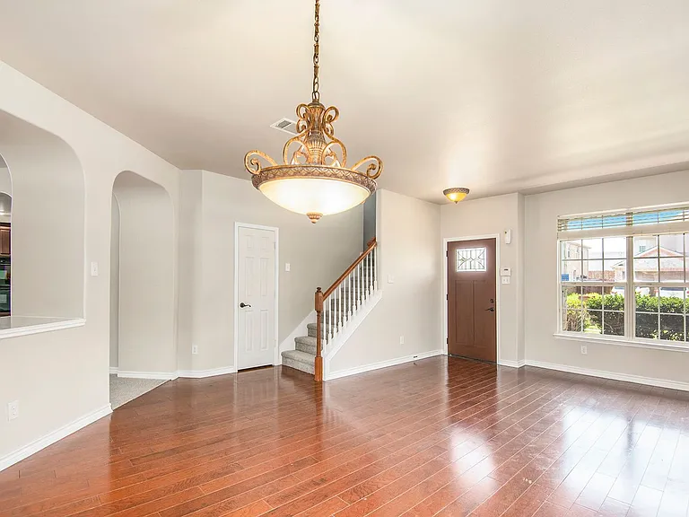 605 Port Royale Way — Photo 4