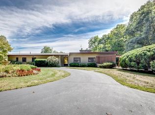 40 Main St, Dover, MA 02030