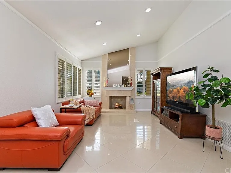 13043 Espinheira Dr — Photo 7