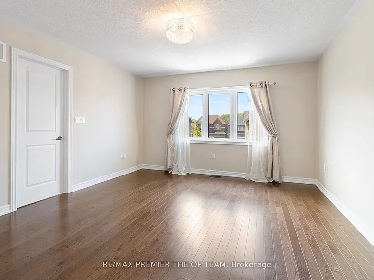 17 True Blue Cres — Photo 32