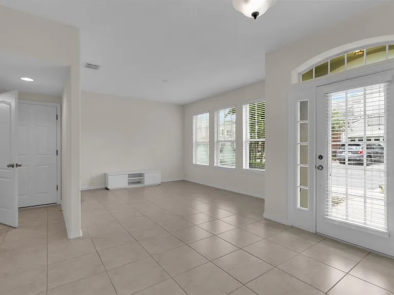 1041 Laurel Ridge Ln — Photo 5