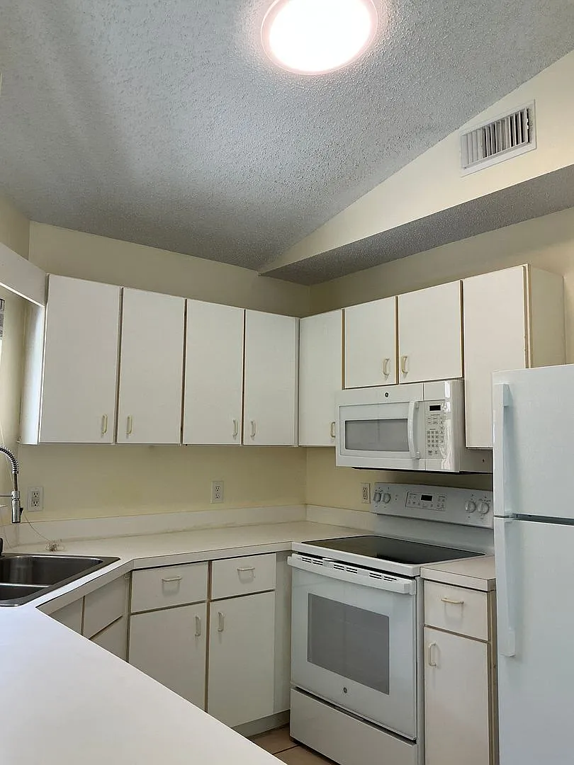 Building Photo - 2820 Stoneway Ln