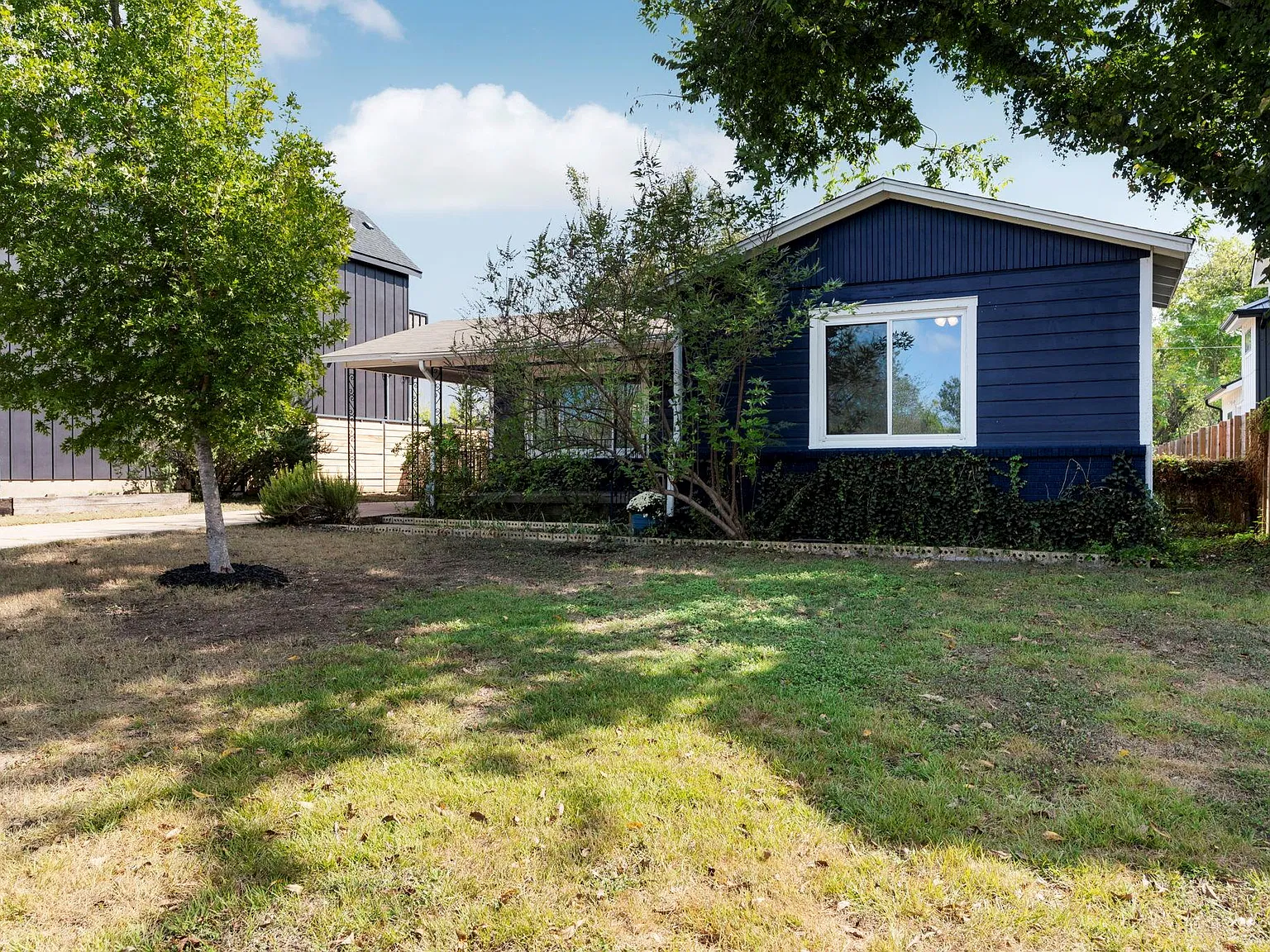 3 bed, 1.0 bath, 1020 sqft, $2,250 — Photo 3
