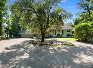 413 Haywood Creek Dr, Trent Woods, NC 28562