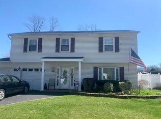 3 Old Pine Ln, Commack, NY 11725