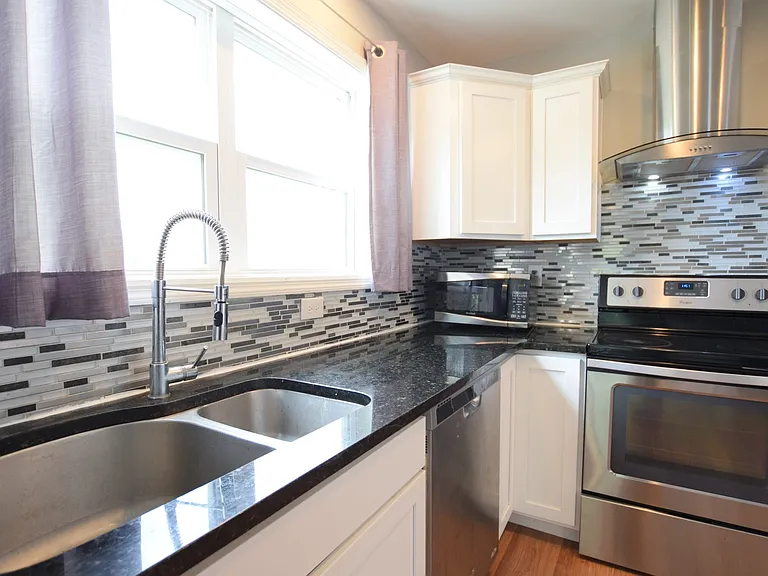 605 S Aurora St — Photo 3