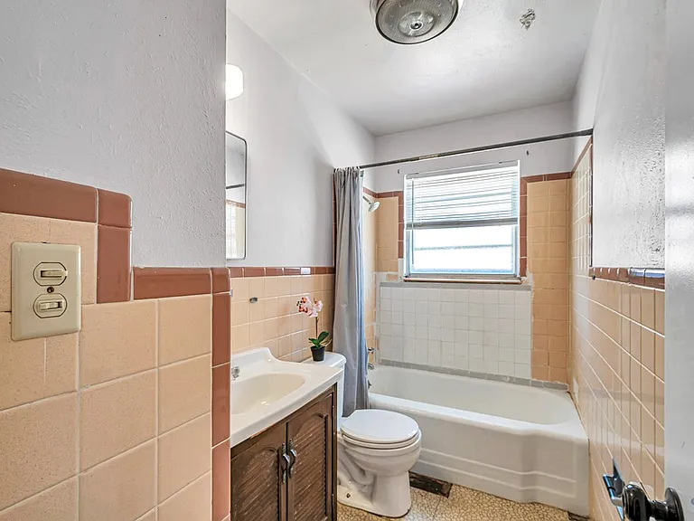1311 E 52nd St #1 — Photo 11