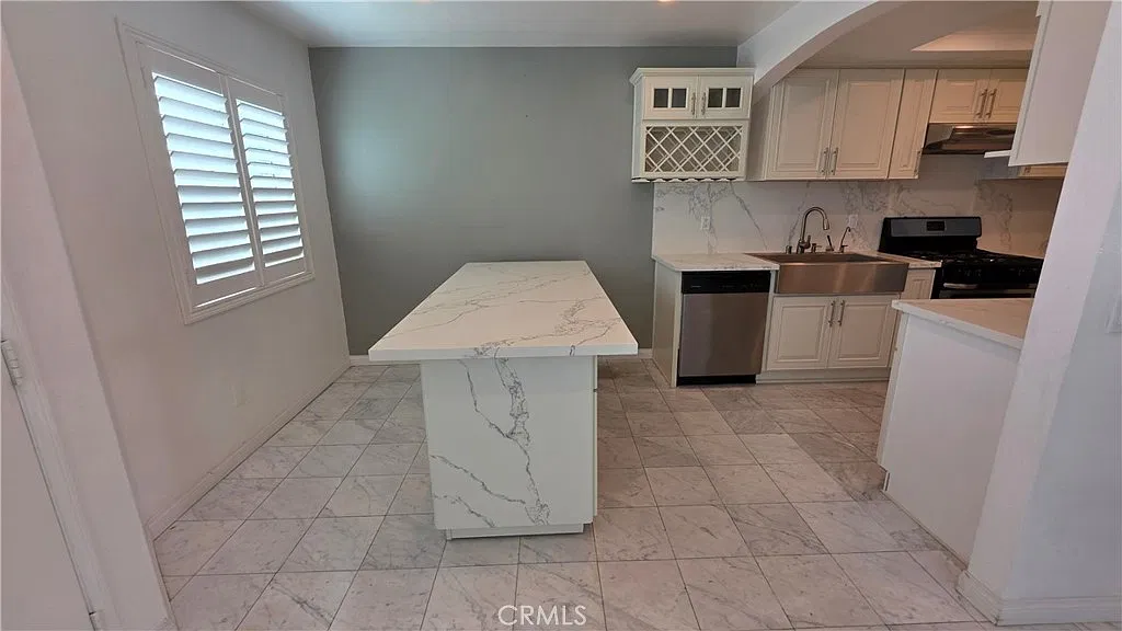 3 bed, 2.5 bath, 1175 sqft, $3,700 — Photo 4