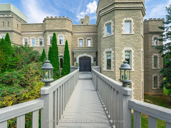 95 Loch Erne Ln, King, ON L0G 1N0