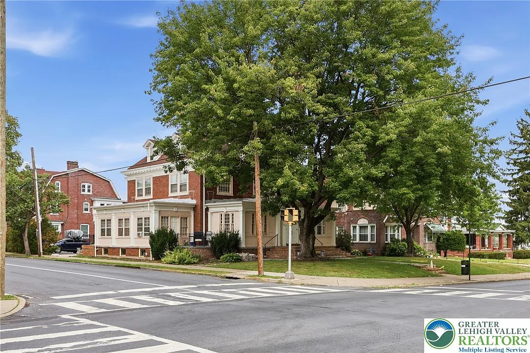 1 bed, 1.0 bath, 1000 sqft, $1,700 — Photo 2