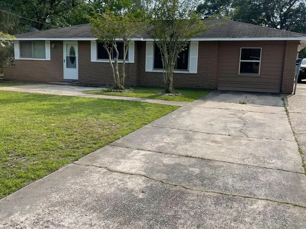 4303 Robinhood Dr, Pascagoula, MS 39581