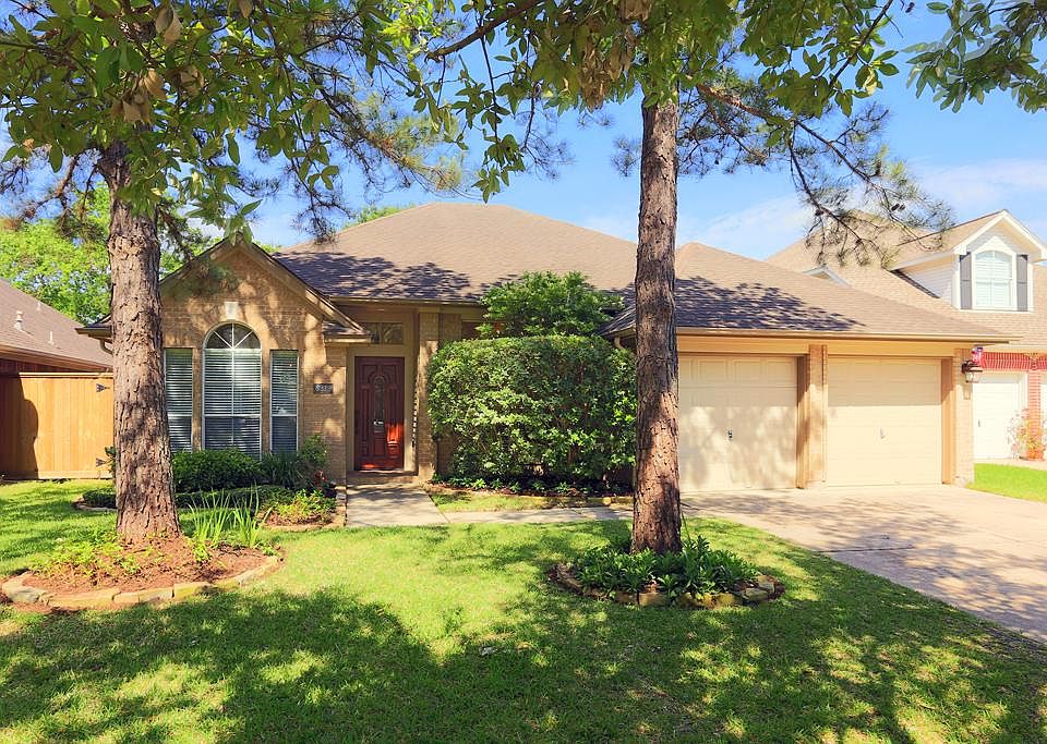 4 bedroom / 2 bath home located in Eldridge Park. Custom front door with dark stain, new hardiplank 