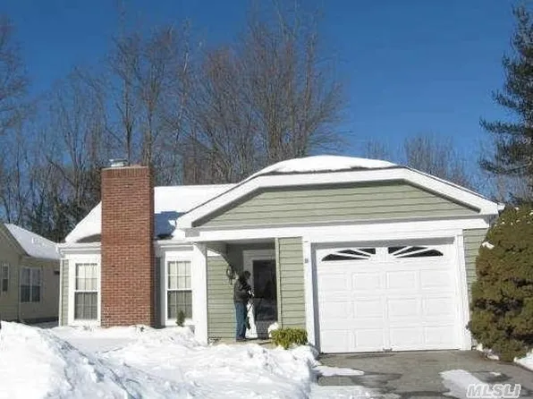 26 Lamont Rd, Ridge, NY 11961