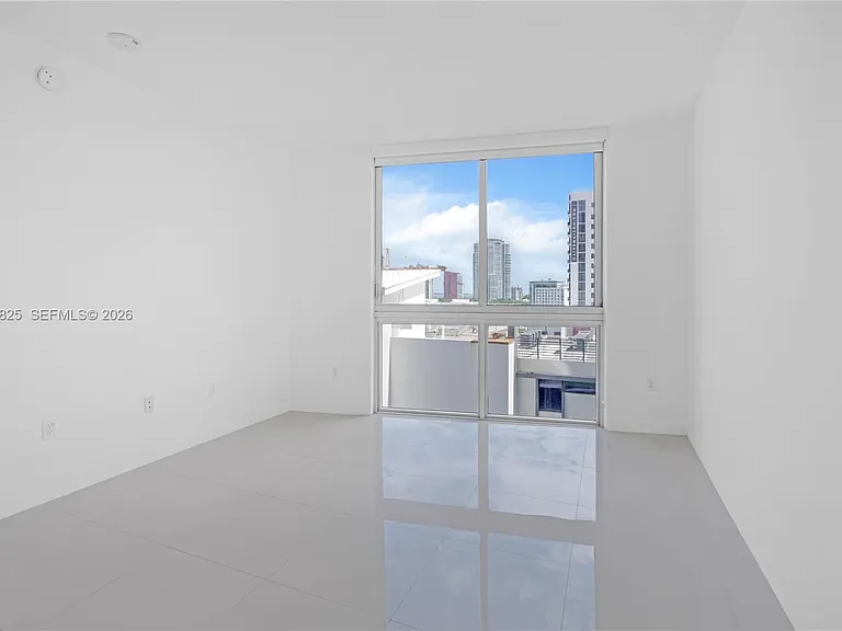 1010 SW 2nd Ave #1003 — Photo 10