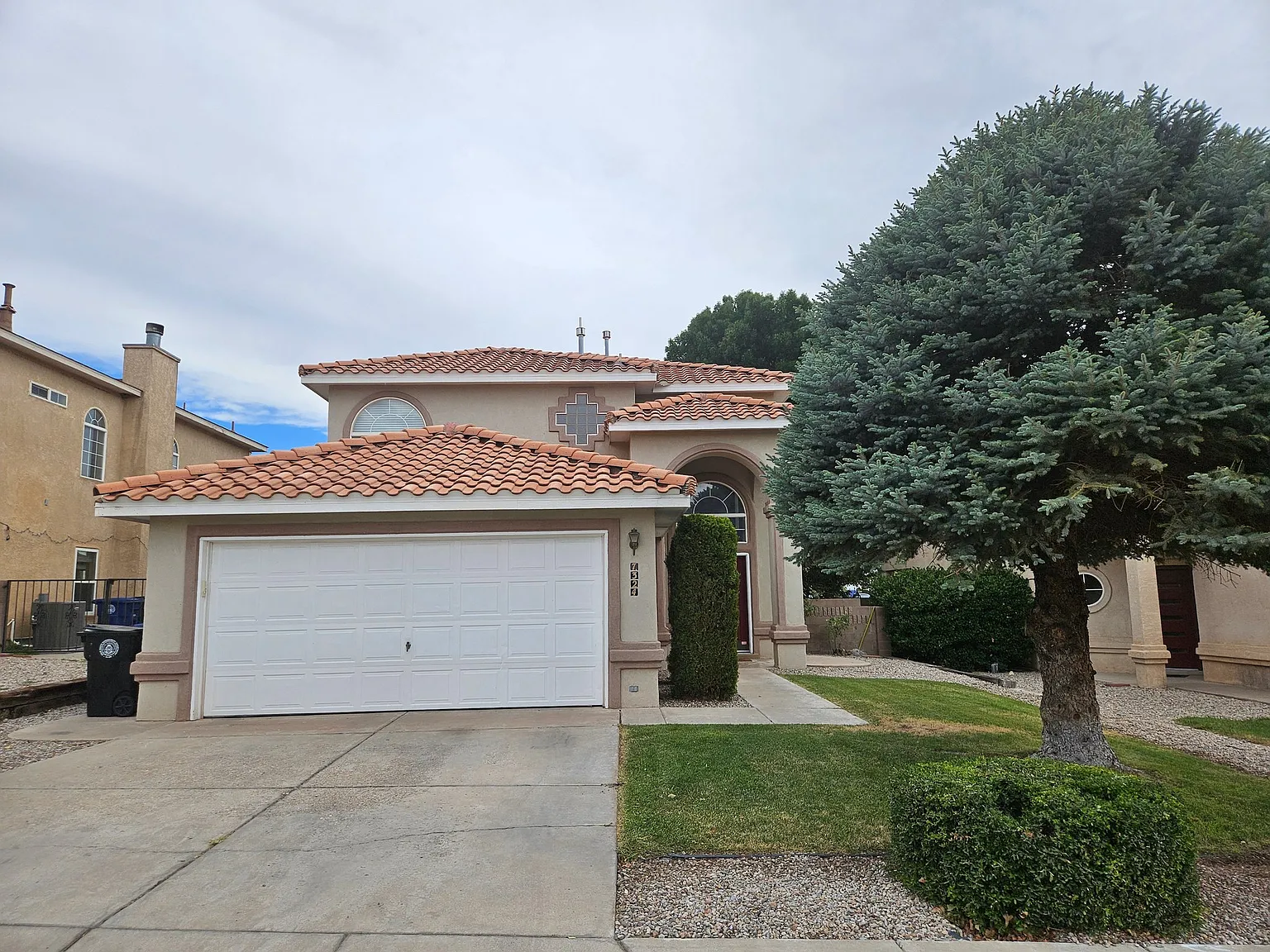 Spacious 3 Bed, 2.5 Bath Home Next to Domingo Baca Park — Photo 1