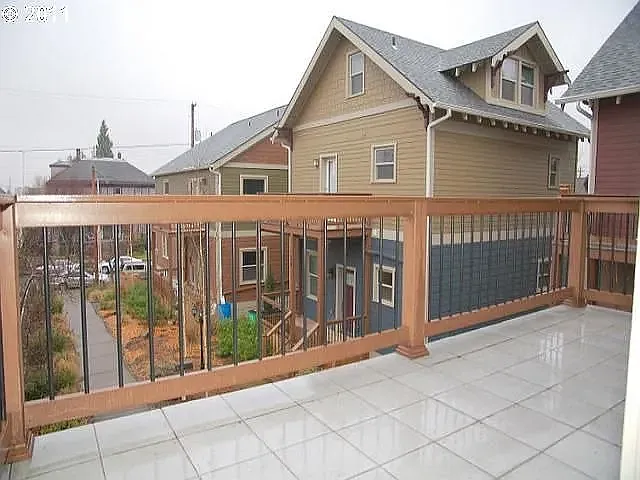 73 NE Graham St — Photo 13