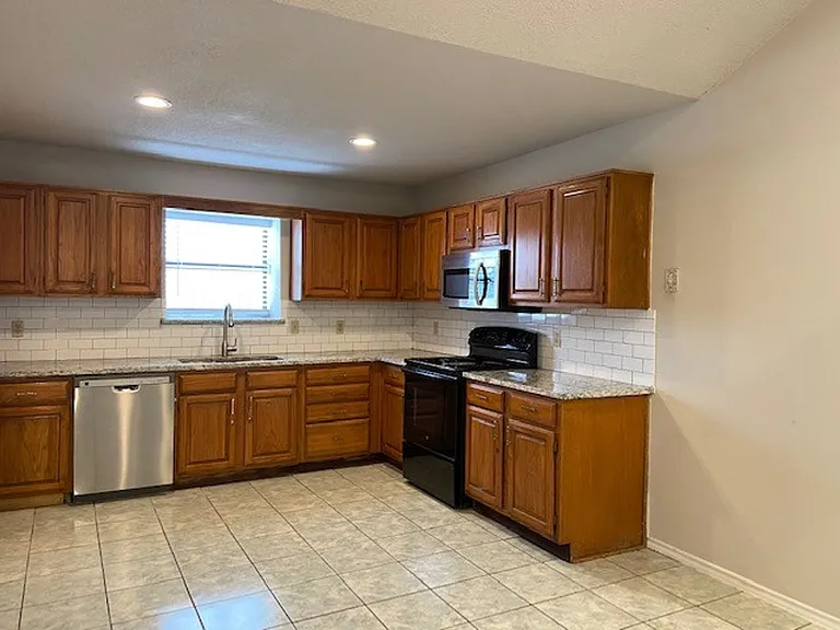 2303 Markland St — Photo 17